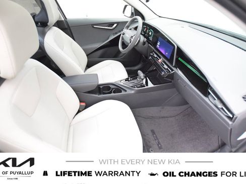 New 2025 Kia Niro EX Touring image 16
