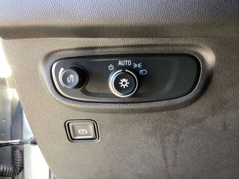 Used 2024 GMC Terrain SLE image 28