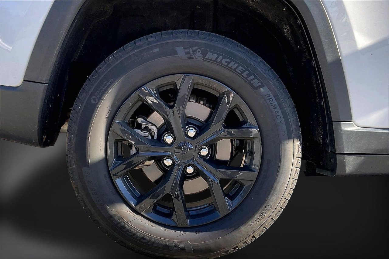 Used 2024 Jeep Grand Cherokee Altitude AWD/4WD image 35