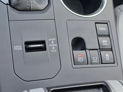 Used 2025 Toyota Highlander XLE image 12