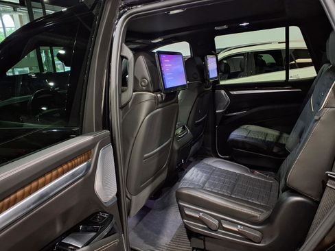 Used 2025 Cadillac Escalade Sport Platinum w/ LPO, ONYX Package AWD/4WD image 18