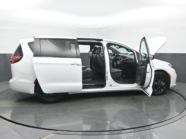 Used 2024 Chrysler Pacifica Limited FWD image 57