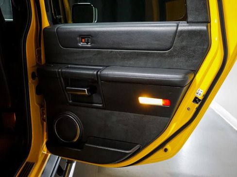 Used 2005 HUMMER H2 w/ Preferred Equipment Group image 50