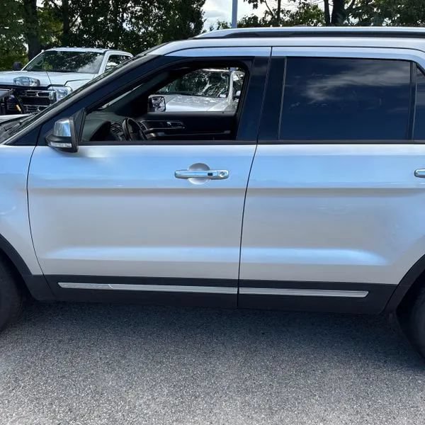 Used 2017 Ford Explorer Platinum AWD/4WD image 3