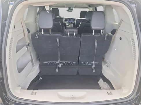 Used 2024 Chrysler Pacifica Touring-L image 10