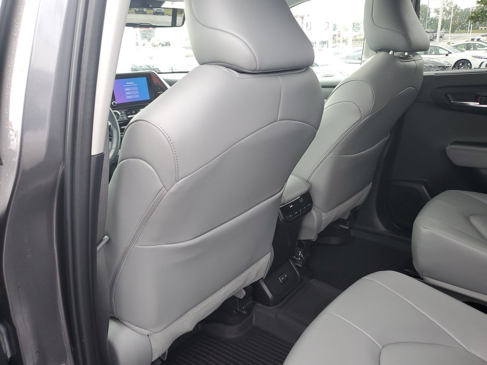 Used 2024 Toyota Highlander XLE AWD/4WD image 15
