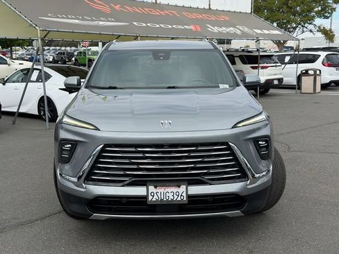 Used 2025 Buick Enclave Preferred AWD/4WD image 3