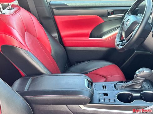 Used 2023 Toyota Highlander XSE image 12