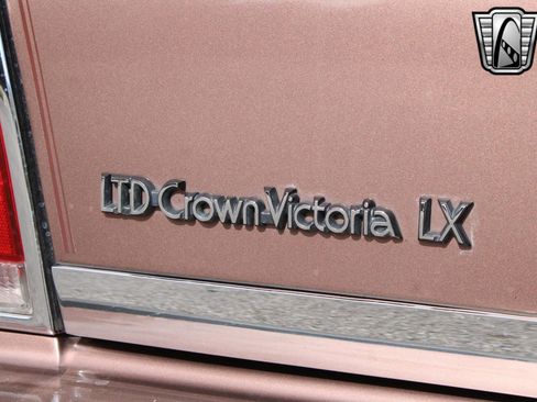 Used 1989 Ford LTD Crown Victoria image 16