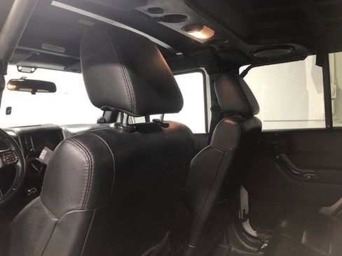 Used 2012 Jeep Wrangler Unlimited Sahara image 16