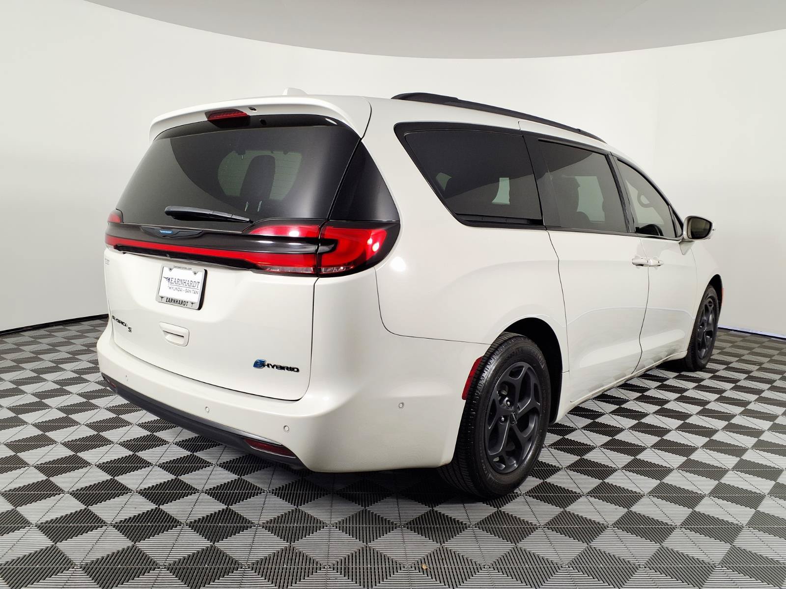 Used 2021 Chrysler Pacifica Limited w/ Premium & Safety Sphere Group FWD image 4