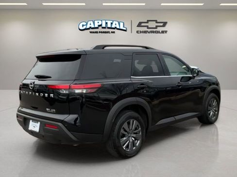 Used 2024 Nissan Pathfinder SV image 5