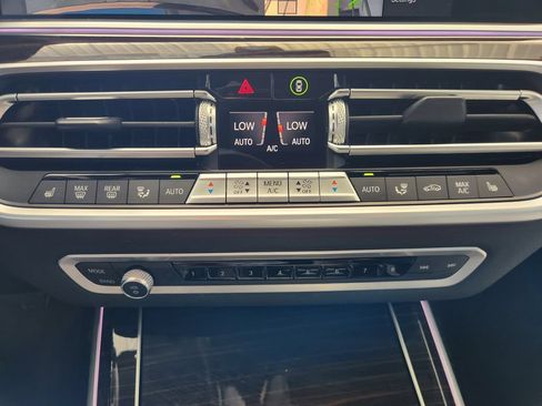 Used 2021 BMW X7 xDrive40i w/ M Sport Package AWD/4WD image 19