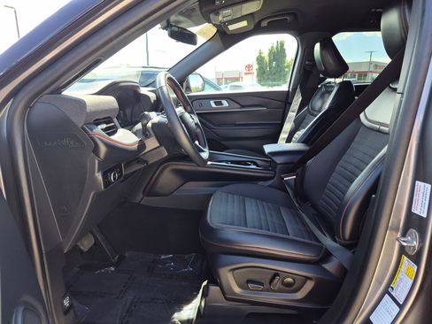 Used 2025 Ford Explorer ST-Line w/ ST-Line Street Pack AWD/4WD image 17