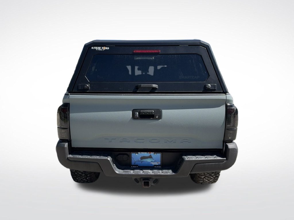 Used 2018 Toyota Tacoma SR5 AWD/4WD image 7