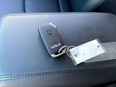 Used 2025 Kia Sportage EX FWD image 11