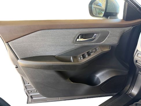 Used 2023 Nissan Rogue SV image 17