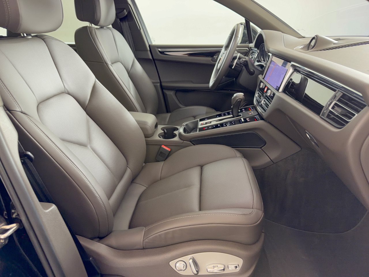 Certified 2025 Porsche Macan w/ Premium Package Plus AWD/4WD image 33