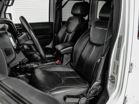 Used 2015 Jeep Wrangler Unlimited Rubicon w/ Connectivity Group AWD/4WD image 36