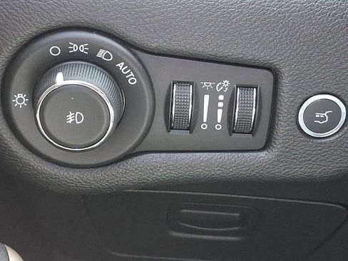 Used 2018 Jeep Cherokee Limited AWD/4WD image 28