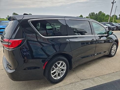 Used 2023 Chrysler Pacifica Touring-L FWD image 12
