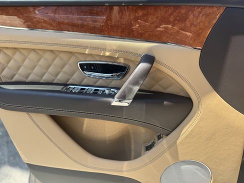 Used 2018 Bentley Bentayga image 18