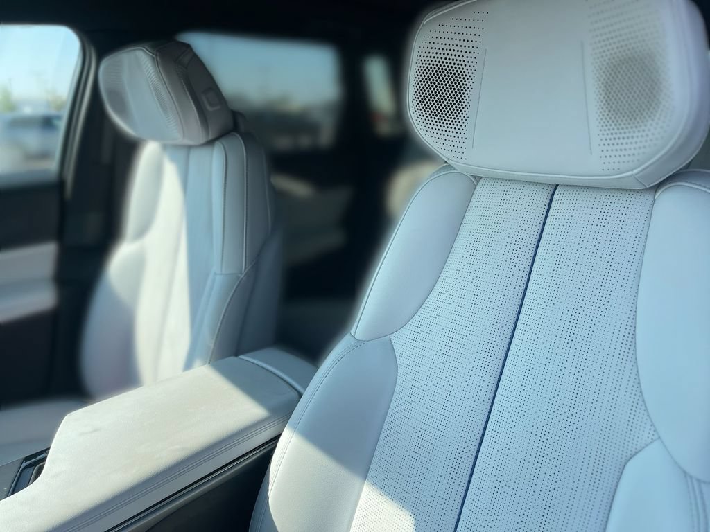 Certified 2024 Cadillac Lyriq Luxury AWD/4WD image 7