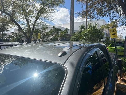 Used 2018 Nissan Titan SV w/ SV Convenience Package image 14