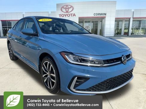 Used 2025 Volkswagen Jetta SE FWD image 1