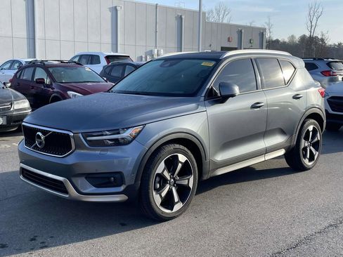 Used 2019 Volvo XC40 T5 Momentum image 2