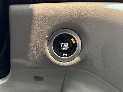 Used 2024 Chrysler Pacifica Touring-L image 25