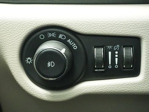 Used 2024 Chrysler Pacifica Select image 26