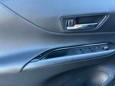 Used 2022 Toyota Venza LE image 11