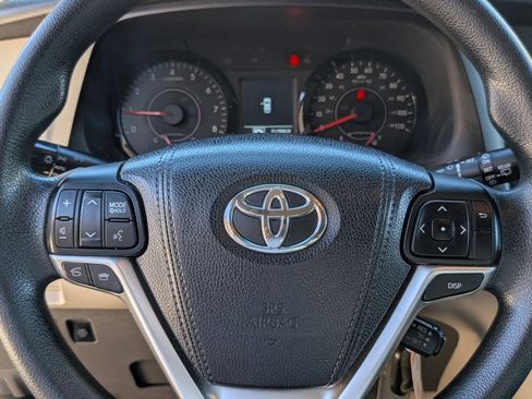 Used 2015 Toyota Sienna LE image 19