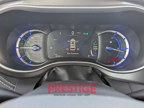 Used 2024 Chrysler Pacifica Select image 14