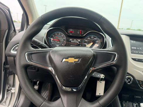 Used 2017 Chevrolet Cruze LS FWD image 13