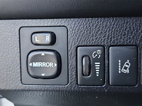 Used 2017 Toyota RAV4 Limited image 28