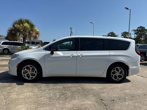 Certified 2024 Chrysler Pacifica Limited FWD image 6