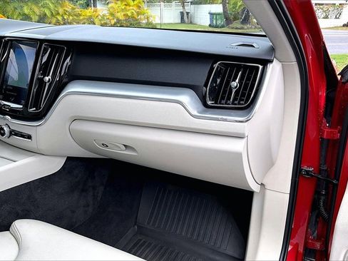 Used 2019 Volvo XC60 T5 Momentum w/ Premium Package image 16