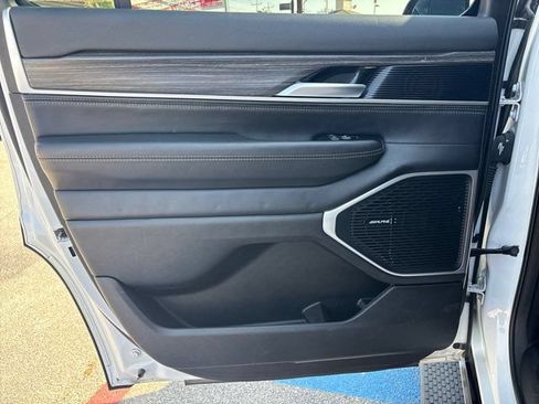 Used 2024 Jeep Wagoneer Series II w/ Flexible Seating Group RWD image 32