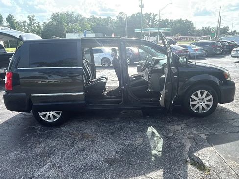 Used 2014 Chrysler Town & Country Touring FWD image 13