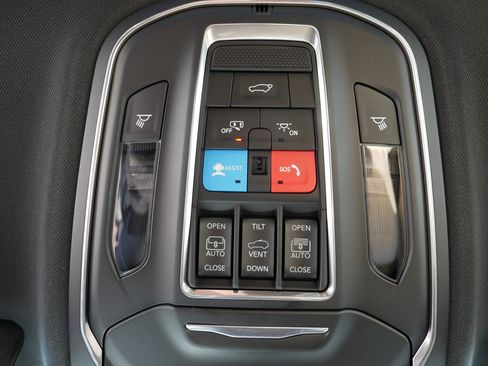 Used 2025 Jeep Grand Cherokee Limited w/ Luxury Tech Group II image 34