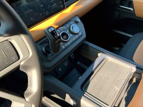 Used 2023 Land Rover Defender 90 X-Dynamic SE image 16