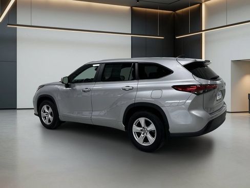 Used 2023 Toyota Highlander LE AWD/4WD image 3