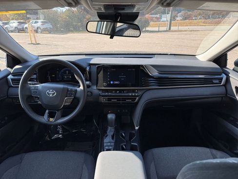 Used 2025 Toyota Camry LE image 28