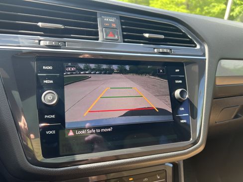 Used 2023 Volkswagen Tiguan SE w/ Panoramic Sunroof Package image 22