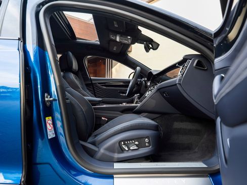 Used 2026 Bentley Flying Spur Azure image 59