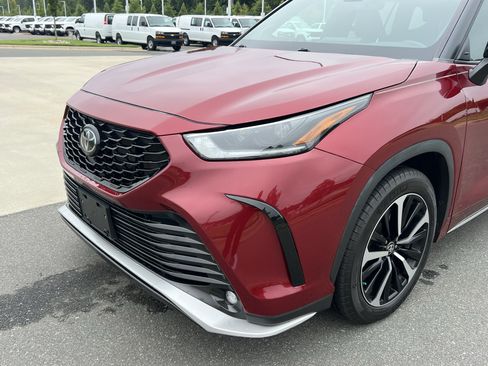 Used 2022 Toyota Highlander XSE FWD image 11