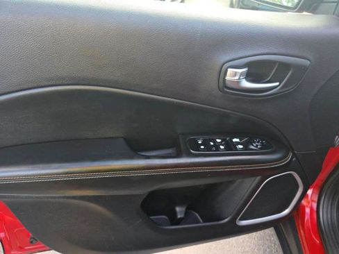 Used 2018 Jeep Compass Latitude w/ Cold Weather Group AWD/4WD image 6