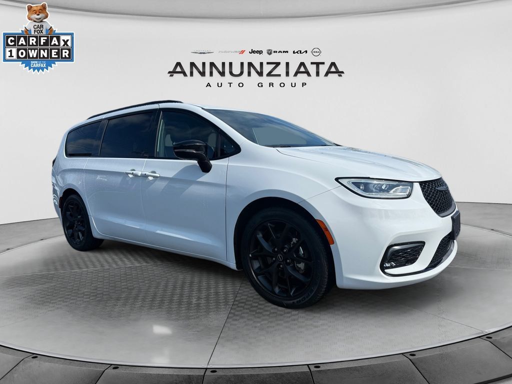 Used 2025 Chrysler Pacifica Limited FWD image 7